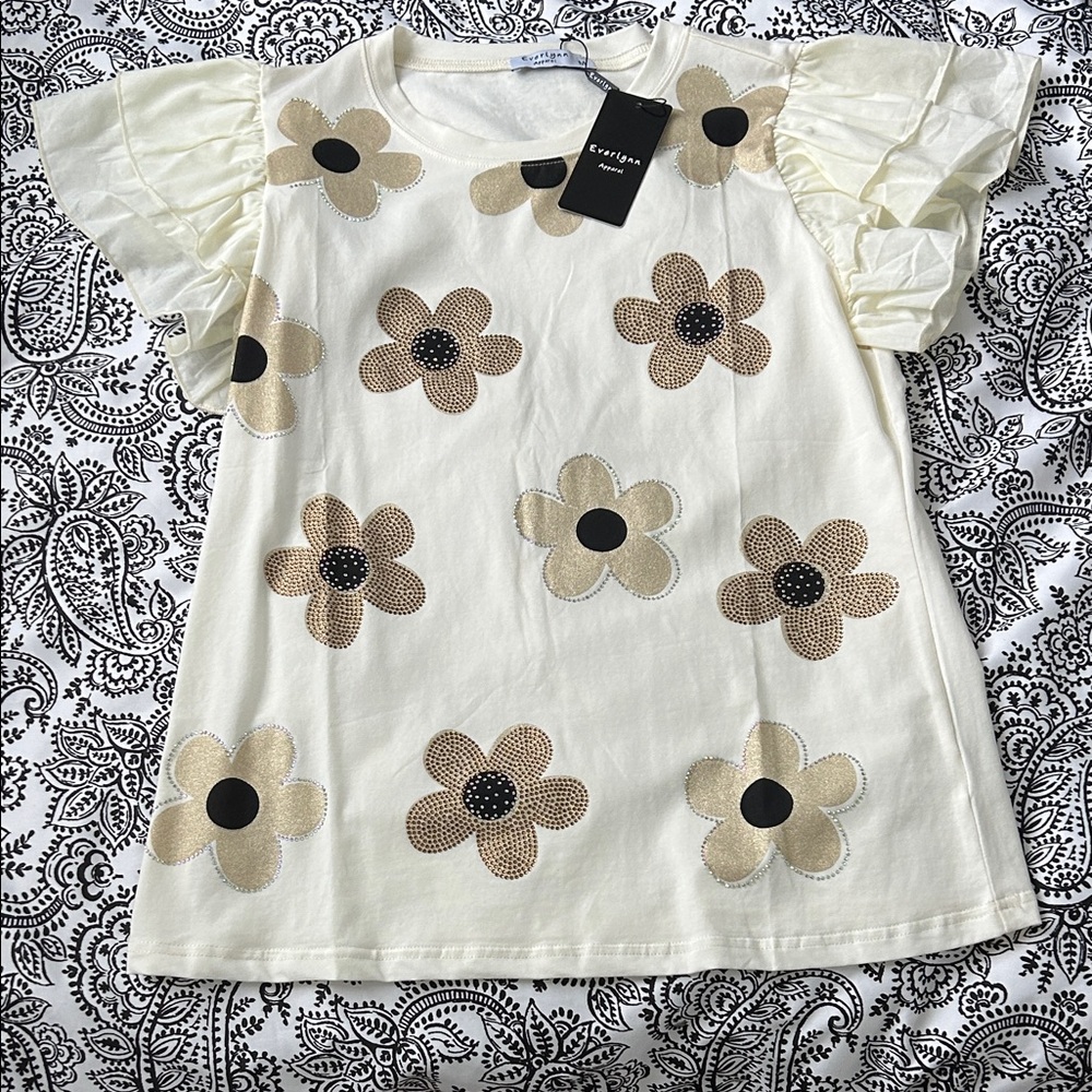 Everlynn Apparel Floral tee l NWT l Size M